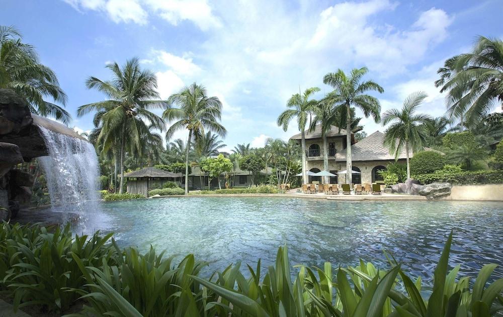 Cyberview Resort & Spa Cyberjaya Eksteriør billede The swimming pool at the resort